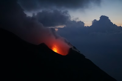 在乌云密布的日子里，火山喷发着熔岩